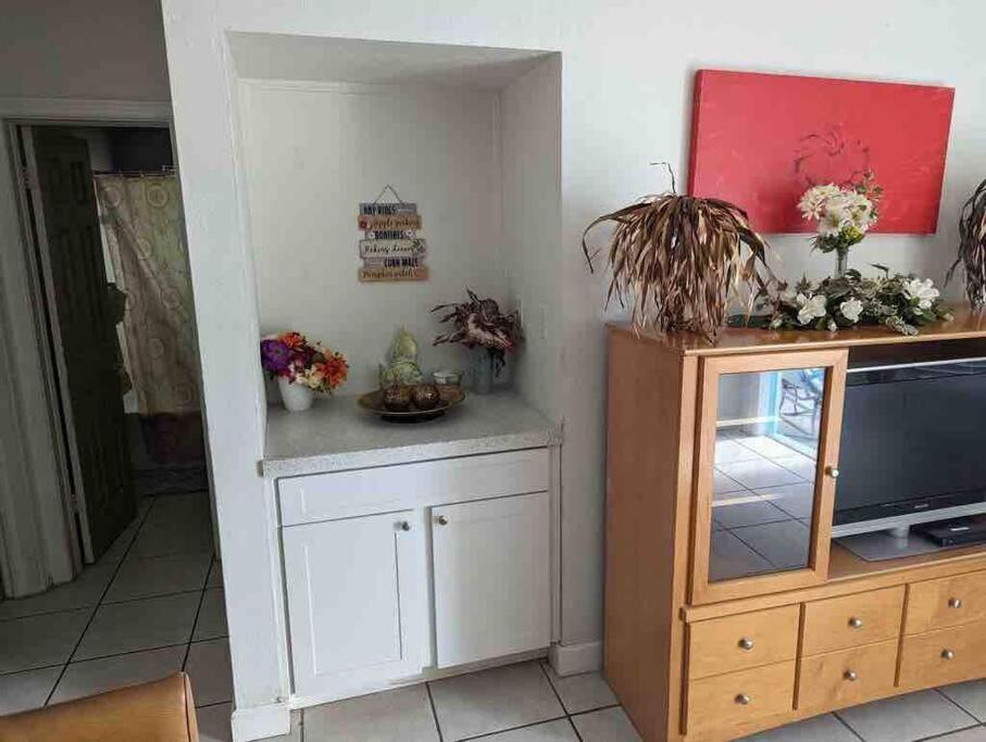 Private One-Bedroom 13-Directly Across From Beach 세인트피트비치 외부 사진